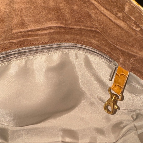 Puntotres Elegant Tan Crocodile Embossed Genuine Leather Shoulder Bag - Picture 12 of 13